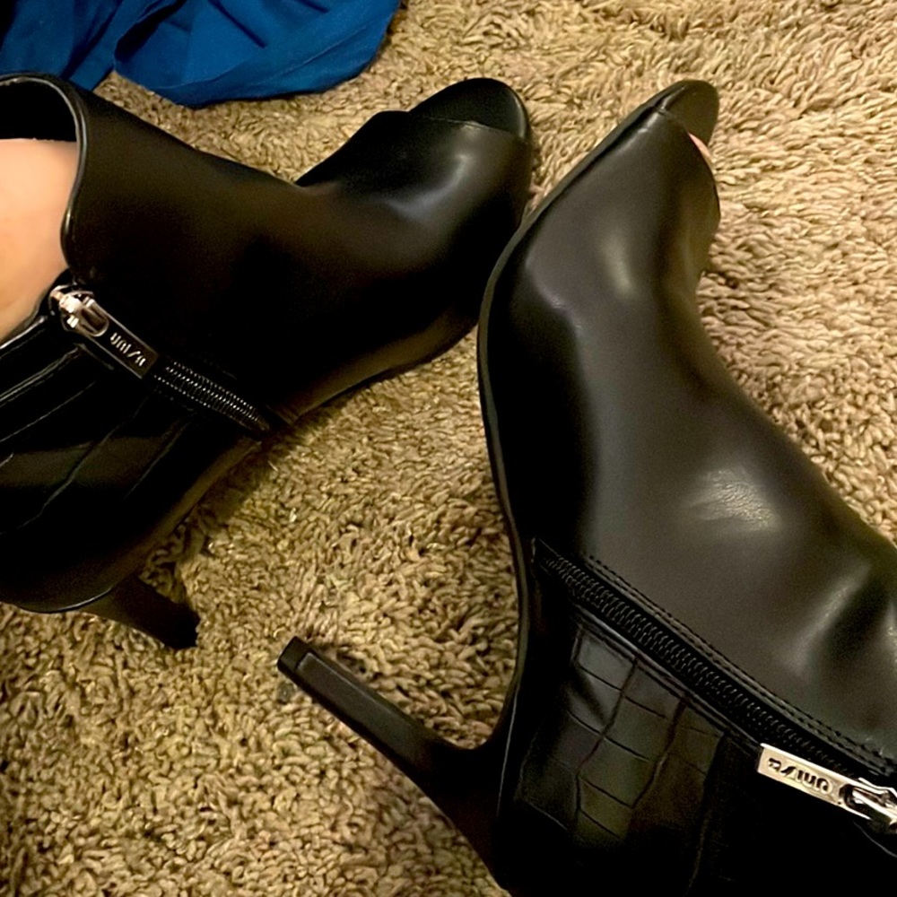 NINE WEST
Women's Izip Peep Toe Booties